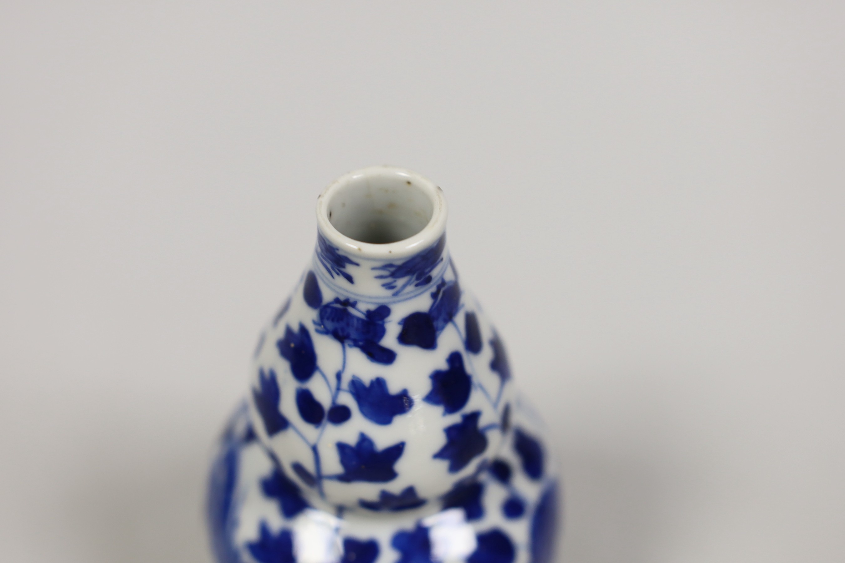A small Chinese blue and white double gourd vase, c.1900. 12cm tall